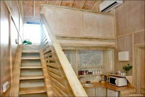 una scala che porta a una cucina in una casetta di Vitals On the Mountain in Katzir a Katzir 