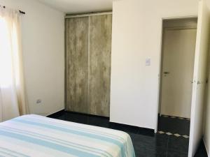 ein Schlafzimmer mit einem Bett, einem Schrank und einer Tür in der Unterkunft Aparts de Montaña Tavullia in Carpintería + 16 Fotos