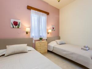 Dos camas individuales en una habitación con ventana. en Gorgeous Pool Garden Villa, en Áyios Ioánnis 44 fotos más
