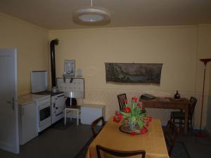 una cocina con una mesa con un jarrón de flores. en Ferienhaus Maria, en Vinningen