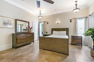 um quarto com uma cama, uma cómoda e um espelho em Modern 4BR City Condo 5min drive to FQ em Nova Orleães