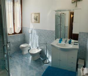 A bathroom at Villa Monica Még 30 kép