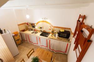 Kuchyňa alebo kuchynka v ubytovaní BorgoBarocco-leScale