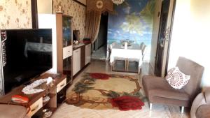 Ruang duduk di Private Room In Apartment with Sea & Hilton View