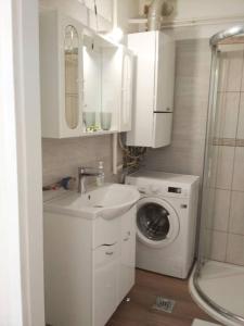 Un baño con lavabo y lavadora. en Zsuzsa Apartman, en Budapest