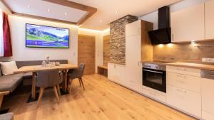 Dapur atau dapur kecil di Alp Chalet in Kappl bei Ischgl