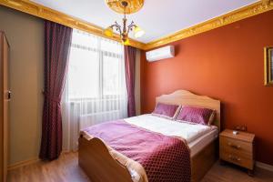 een slaapkamer met een bed met rode muren en een raam bij Ottoman Design suites in Istanbul