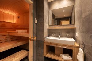 Bilik mandi di Alp Chalet in Kappl bei Ischgl
