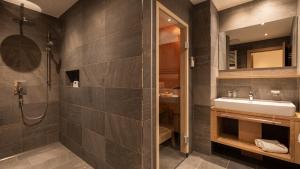 Bilik mandi di Alp Chalet in Kappl bei Ischgl