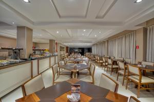 Um restaurante ou outro lugar para comer em Viale Tower Hotel