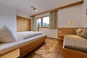 Un pat sau paturi într-o cameră la Apart Bergkristall Zellberg