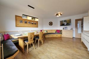 cocina con mesa y sillas en una habitación en Apart Bergkristall Zellberg en Zellberg