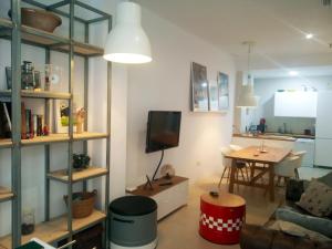 sala de estar con sofá y mesa en Vivienda con parking en el centro de Cartagena., en Cartagena