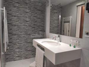 A bathroom at Hotel Les 7 Claus