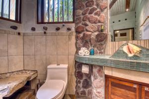 A bathroom at Omega Tours Eco-Jungle Lodge