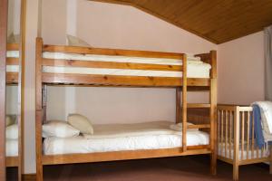 Cette chambre dispose de lits superposés et de 2 lits superposés. dans l'établissement Hotel Peretol, à Soldeu