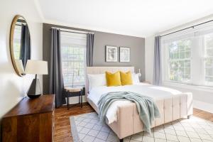 納許維爾的住宿－Sonder The Elliston，一间卧室配有一张带黄色枕头和镜子的床