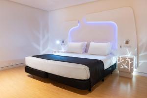 Un dormitorio con una cama grande con un cabecero grande. en Eurostars Palacio de Cristal, en Oviedo 37 fotos más