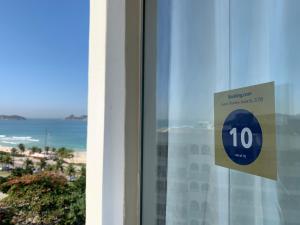 um sinal numa janela com vista para o oceano em Vista para o mar Barra da tijuca no Rio de Janeiro