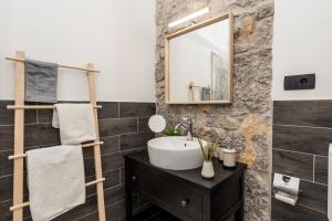 A bathroom at Molo Longo - Central Apartments & Rooms