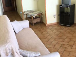 sala de estar con sofá y mesa en Summer Loft, en Tropea