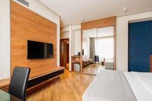 Hotel Tbilisi Tower的电视和/或娱乐中心