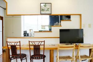 国頭村にあるKunigami-gun - House / Vacation STAY 4861のキッチン(テーブル、椅子、テレビ付)