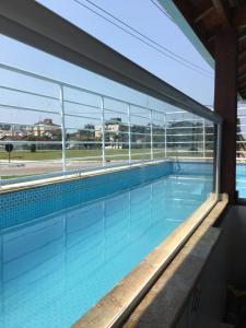 una piscina con vista al agua en Pousada Werneck Residence Suites, en Ubatuba