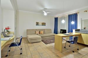 a living room with a couch and a table and chairs at Plaza Inn Flat Araxá in Araxá