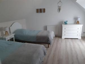 1 dormitorio con 2 camas y vestidor blanco en La Cour Carrée - Maisons de charme entre Blois et Chambord, en Montlivault