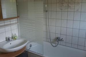 Ένα μπάνιο στο Gästewohnung von Oesen +17 φωτογραφίες