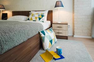 ペルミにあるAbri Luxeのベッドルーム1室(ベッド1台、テーブル、本付)