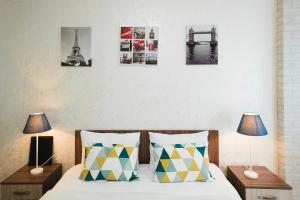 ペルミにあるAbri Luxeのベッドルーム1室(ランプ2つ、橋付)