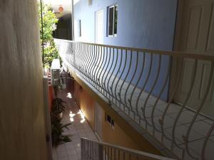 een hal met een trap in een gebouw bij Casa Mexicana Barra de Navidad in Barra de Navidad