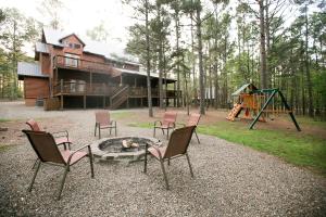 - un groupe de chaises autour d'un foyer extérieur devant une maison dans l'établissement Treasured Times, à Stephens Gap