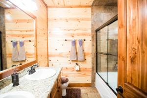 La salle de bains en rondins est pourvue d'un lavabo et d'une douche. dans l'établissement Treasured Times, à Stephens Gap 44 autres photos