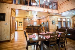 une salle à manger et une cuisine avec une table et des chaises dans l'établissement Treasured Times, à Stephens Gap