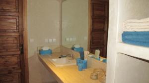 y baño con lavabo y espejo. en Dar Kamango en Marrakech