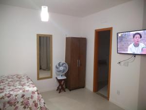 une chambre avec un lit et une télévision à écran plat dans l'établissement Apartamento Com Vista Para o Mar Com 2 Vagas de Garagem, à Arraial do Cabo 12 autres photos