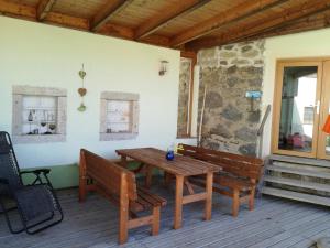 einen Holztisch und Bänke auf einer Terrasse in der Unterkunft Jenny in Lembach im Mühlkreis