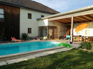 The swimming pool at or close to Jenny