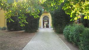 przejście prowadzące do żółtego budynku z drzwiami w obiekcie Villa Ghia w mieście Parma