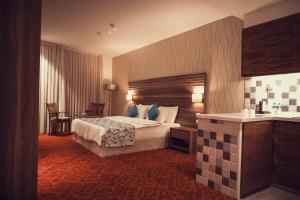 纳布卢斯Yaldiz Palace Hotel的一间配有大床和桌子的酒店房间