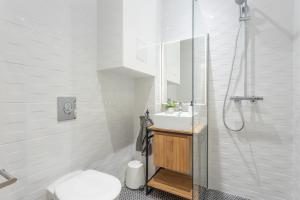 La salle de bains est pourvue d'une douche, de toilettes et d'un lavabo. dans l'établissement Le Cocon Part-Dieu, à Lyon