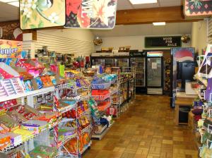 un pasillo de una tienda con muchos productos expuestos en Mount Hood Village Yurt 1, en Welches