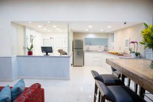 cocina grande con armarios blancos y encimera en Suites Coben Apartamentos Amueblados en Ciudad de México