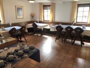 uma sala de jantar com duas mesas e cadeiras e mesa em Gasthof zum Hirsch em Sachsenheim