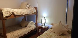Voodi või voodid majutusasutuse Hostal Centro Montt toas +3 fotot