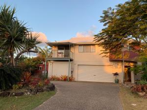 una casa con garage e vialetto di Gina‘s Place a Peregian Beach