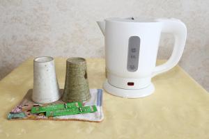 a counter with a blender and two vases on it at Gasthof Melange in Fujikawaguchiko